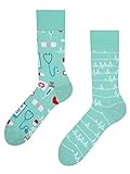 Dedoles Socken Regular normale Höhe Unisex Damen Herren Baumwolle viele lustige Designs Weihnachtssocken 1 Paar, Farbe Blau, Motiv Medizin, Gr. 43-46