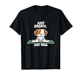 Yoga Hund auf Yogamatte mit 'Just Breath, just Yoga' Spruch T-S