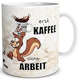 TRIOSK Tasse Eichhörnchen mit Spruch lustig Erst Kaffee Dann Arbeit Geschenk für Kaffeeliebhaber Büro Kollegen Frauen Männer Kaffeefreunde Beig