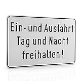 Betriebsausstattung24® Hinweisschild „Ein- und Ausfahrt Tag und Nacht freihalten!“ | Schilder zur Grundbesitzkennzeichnung | Aluminium | 25,0 x 15,0