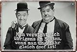 schilderkreis24 – Blechschild Lustiger Spruch Zitat Dick Doof Laurel Hardy “Man versteht Sich übrigens am besten. gleich doof“ Deko Humor Freundschaft Freunden 20x30