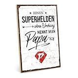 TypeStoff Holzschild mit Spruch – Papa – im Vintage-Look mit Zitat als Geschenk und Dekoration zum Thema Superheld ogne Umhang - HS-01379