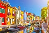 Poster-Bild 120 x 80 cm: Bunte Häuser der Insel Burano. Mehrfarbige Gebäude am Fondamenta-Damm des schmalen Wasserkanals mit Fischerbooten und (155956629)