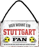 schilderkreis24 - Blechschilder HIER WOHNT EIN Stuttgart Fan Hängeschild für Fußball Begeisterte Deko Artikel Schild Geschenkidee 18x12