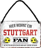 schilderkreis24 - Blechschilder HIER WOHNT EIN Stuttgart Fan Hängeschild für Fußball Begeisterte Deko Artikel Schild Geschenkidee 18x12