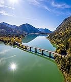Leinwand-Bild 50 x 60 cm: Szenische Luftaufnahme der Brücke über den Sylvensteinsee mit schönen Reflexionen. Alpen Karwendelgebirge im Hintergrund. (137669661)
