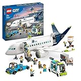 LEGO 60367 City Passagierflugzeug Spielzeug-Set, großes Flugzeug-Modell mit Fahrzeugen des Flughafen-Bodenpersonals: Vorfeldbus, Pushback-Schlepper, Catering-Lader, Gepäckwagen und 9 Minifig
