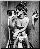 Wallario Wandbild Kloparty - Sexy Frau auf Toilette mit Weinflasche Poster mit schwarzem Rahmen, Kunstdruck Größe: 40 x 50