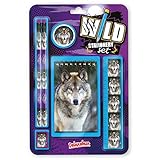 Wild Stationery Set - Wolf von Deluxebase. Diese niedlichen Stationären Schulsets für Jungen enthalten 2 Bleistifte, Radiergummi, Spitzer, Lineal und Notizb