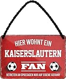 WOGEKA ART Retro Blechschild - Hier wohnt ein Kaiserslautern Fan Fußball - lustiger Spruch als Geschenk-Idee Geburtstag Weihnachten Deko 18x12 cm Vintage-Design Hänge-Schild HS23