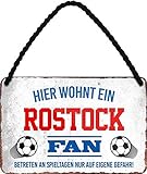 Blechschilder Hier WOHNT EIN Rostock Fan Hängeschild für Fußball Begeisterte Deko Artikel Schild Geschenkidee 18x12