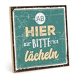TypeStoff Holzschild mit Spruch – AB HIER BITTE LÄCHELN – im Vintage-Look mit Zitat als Geschenk und Dekoration - HS-00444