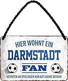 schilderkreis24 - Blechschilder HIER WOHNT EIN Darmstadt Fan Hängeschild für Fußball Begeisterte Deko Artikel Schild Geschenkidee 18x12